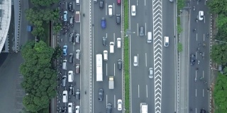 印度尼西亚雅加达高速公路上拥挤车辆的俯视图视频片段。在高峰时间开枪