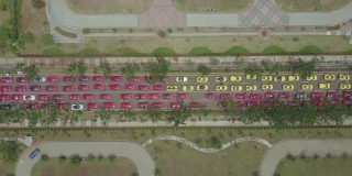 南坦,印度尼西亚。2017年5月3日:红色和黄色的豪华超级跑车在街道上排队。拍摄分辨率为4k