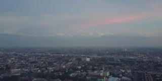 黄昏时分，雅加达拥挤的住宅俯瞰的视频片段。4K分辨率专业拍摄