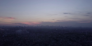 日落时分雅加达城郊美丽鸟瞰图的视频片段。4K分辨率专业拍摄