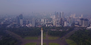 印尼雅加达，国家纪念碑上的摩天大楼在雾蒙蒙的早晨鸟瞰图。4K分辨率专业拍摄