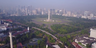 印尼雅加达，国家纪念碑与摩天大楼的鸟瞰图。4K分辨率专业拍摄