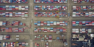 雅加达,印度尼西亚。2017年7月10日:在丹戎普里玉工业港，装载着起重机和集装箱的货船的顶视图镜头。拍摄分辨率为4k