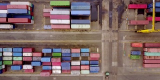 雅加达,印度尼西亚。2017年7月10日:在丹戎普里玉工业港，从顶部观看集装箱与卡车和起重机的画面。拍摄分辨率为4k