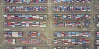雅加达,印度尼西亚。2017年7月10日:丹戎普里玉工业港集装箱码头吊车和卡车的俯视图镜头。拍摄分辨率为4k