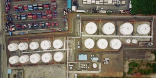 雅加达,印度尼西亚。2017年7月10日:丹戎Priok工业港油罐和集装箱的俯视图。拍摄分辨率为4k