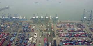 雅加达,印度尼西亚。2017年7月10日:鸟瞰图，丹戎Priok工业港，集装箱和货船堆叠在一起。拍摄分辨率为4k