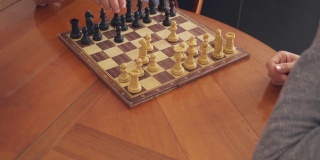 怀疑和策略。老人在思考下棋的下一步棋