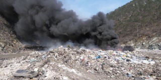 大型垃圾填埋场，焚烧垃圾产生大量污染烟尘。