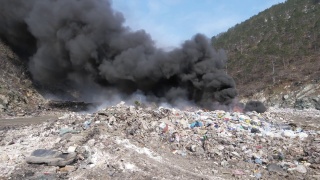 大型垃圾填埋场，焚烧垃圾产生大量污染烟尘。视频素材模板下载