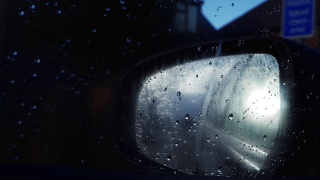 在雨中夜间驾车通过后视镜穿过市区视频素材模板下载