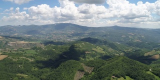 空中全景的Emilia Romagna山和森林在一个多云的夏天，意大利。亚平宁山脉山脉。