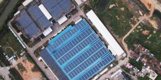 俯瞰安装在工业区屋顶上的太阳能发电厂