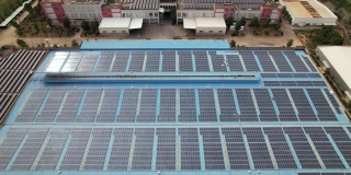 高视角的太阳能发电厂安装在屋顶的工业区