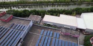 太阳能电池板安装在工厂屋顶的鸟瞰图