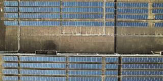 工厂混凝土屋顶上的太阳能发电厂