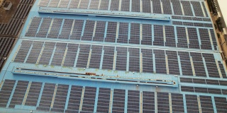 安装在工厂建筑金属屋顶上的太阳能电池板