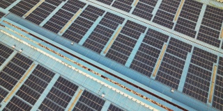 金属屋顶上的太阳能电池板的鸟瞰图