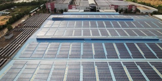 屋顶太阳能发电厂的鸟瞰图