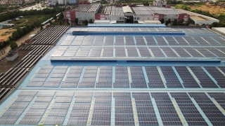 屋顶太阳能发电厂的鸟瞰图视频素材模板下载