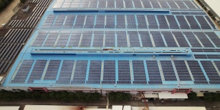 工厂屋顶上的太阳能发电厂的高角度视图