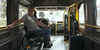 轮椅上的人在这辆特别的车里。残疾人用一辆专用汽车运送。残疾人乘坐专用汽车、公共汽车出行。