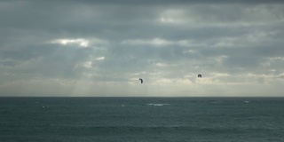 夏天在海上玩风筝冲浪，极致的休息。