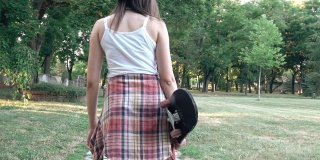 在公园里散步的年轻城市女性
