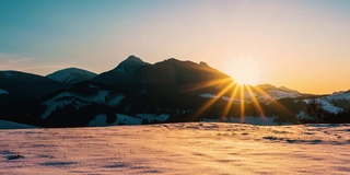 太阳下山在美丽的冬季自然风景在日落在寒冷的雪山景观时间流逝