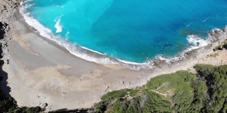 航拍/无人机拍摄欧洲夏季西班牙马略卡岛巴利阿里群岛的Cala De Coll Baix海滩