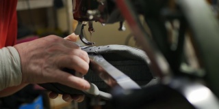鞋匠开始用旧打字机在运动鞋上缝新缝