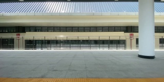 在一列行进的火车上，看着窗外的火车站月台