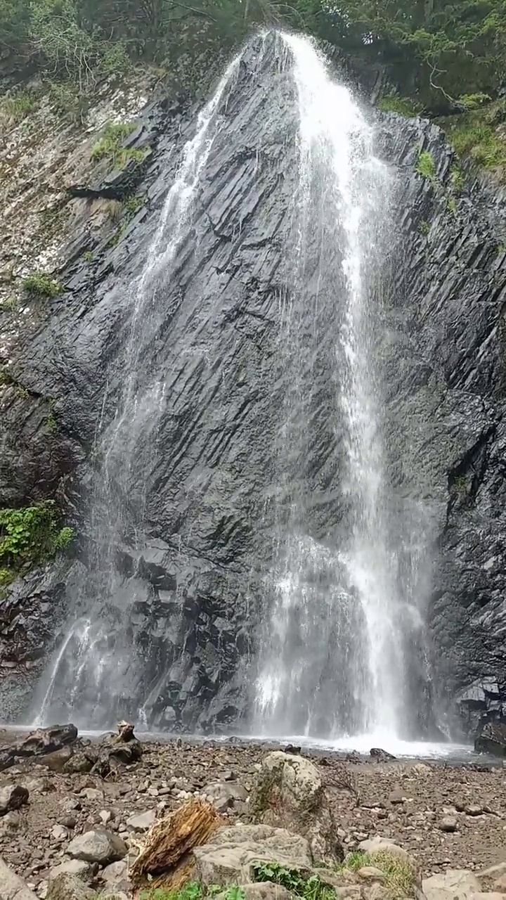 令人放松的瀑布流进山的视频