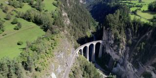 夏季瑞士阿尔卑斯山的兰德瓦瑟高架桥，绿色山谷的鸟瞰图