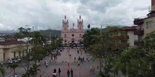 空中视频与无人机，教堂和城市布加，瓦尔德尔考卡，哥伦比亚