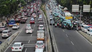 雅加达,印度尼西亚。2017年8月14日:雅加达卡萨布兰卡高速公路交通拥堵，汽车和摩托车拥挤不堪视频素材模板下载