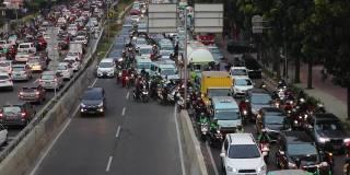 雅加达,印度尼西亚。2017年8月14日:雅加达卡萨布兰卡街上，拥挤的汽车和摩托车在交通堵塞的情况下行驶