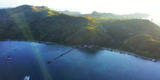 印度尼西亚巴厘岛附近的弗洛雷斯岛，纳万巴霍岛，碧海碧水的热带岛屿，鸟瞰图令人叹为观止。拍摄分辨率为4k