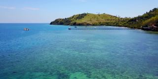 在印度尼西亚巴厘岛附近的弗洛雷斯岛，一架向前飞行的无人机拍摄的碧绿海水的优美空中景观。拍摄分辨率为4k