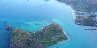 印度尼西亚巴厘岛附近的弗洛雷斯岛的纳布安巴约岛，碧蓝的海水形成了奇异的空中景观。拍摄分辨率为4k