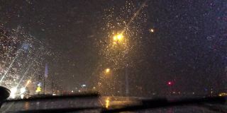 在晚上下雪的时候在高速公路上旅行。