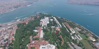 4k托普卡帕宫和博斯普鲁斯无人机拍摄的镜头-广角拍摄古伊斯坦布尔安纳托利亚或亚洲和欧洲的一面景观与伊斯坦布尔的海上交通
