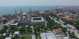 4k蓝色清真寺和伊斯坦布尔城市景观与海上无人机拍摄的镜头-广角拍摄古伊斯坦布尔