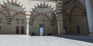 4k长镜头框架拍摄场景巨大的伊斯兰清真寺-长镜头清真寺的花园-现代和传统的伊斯兰建筑寺庙-清真寺内包括近距离的尖塔和圆顶-适合斋月和eid