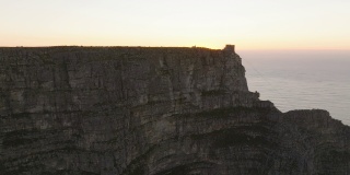 巨大的岩壁和平顶的桌山。欣赏浪漫的日落。南非开普敦
