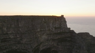 巨大的岩壁和平顶的桌山。欣赏浪漫的日落。南非开普敦视频素材模板下载