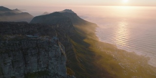 桌山国家公园浪漫的全景照片。低太阳下海岸岩石山脉的航拍镜头。南非开普敦