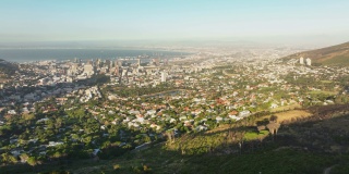 城市的空中全景镜头。市区在城市碗，海海湾与港口的距离。南非开普敦