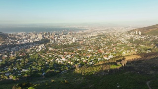 城市的空中全景镜头。市区在城市碗，海海湾与港口的距离。南非开普敦视频素材模板下载