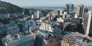 市中心大楼的航拍画面。在地平线上海面上的货船。南非开普敦